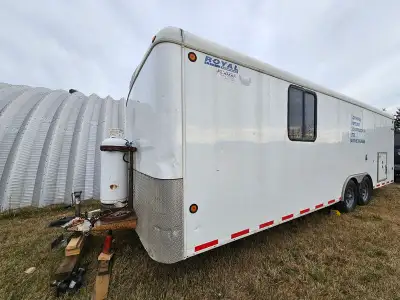 This 2005 26ft. Enclosed Tandem Axle Trailer is in good shape, bit of hail damage. Once a mobile off...
