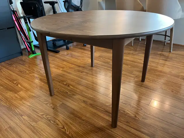 Extendable Dining Table in Dining Tables & Sets in Vancouver - Image 4