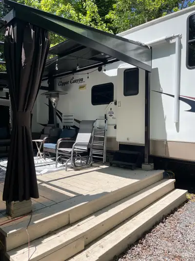 Bonjour! Je vends ma roulotte avec un set-up complet situé au bord du magnifique Lac Aylmer. Cette i...
