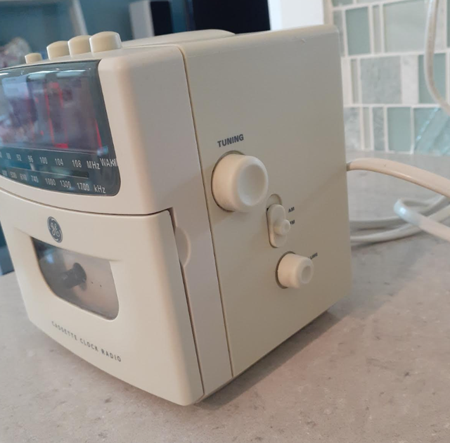 Vintage GE Cassette AM/FM Clock Radio Alarm Clock 7-4904A in General Electronics in Markham / York Region - Image 4