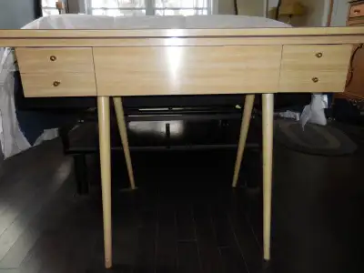 BUREAU EN ARBORITE AVEC TIROIR VINTAGE100 C$, View more