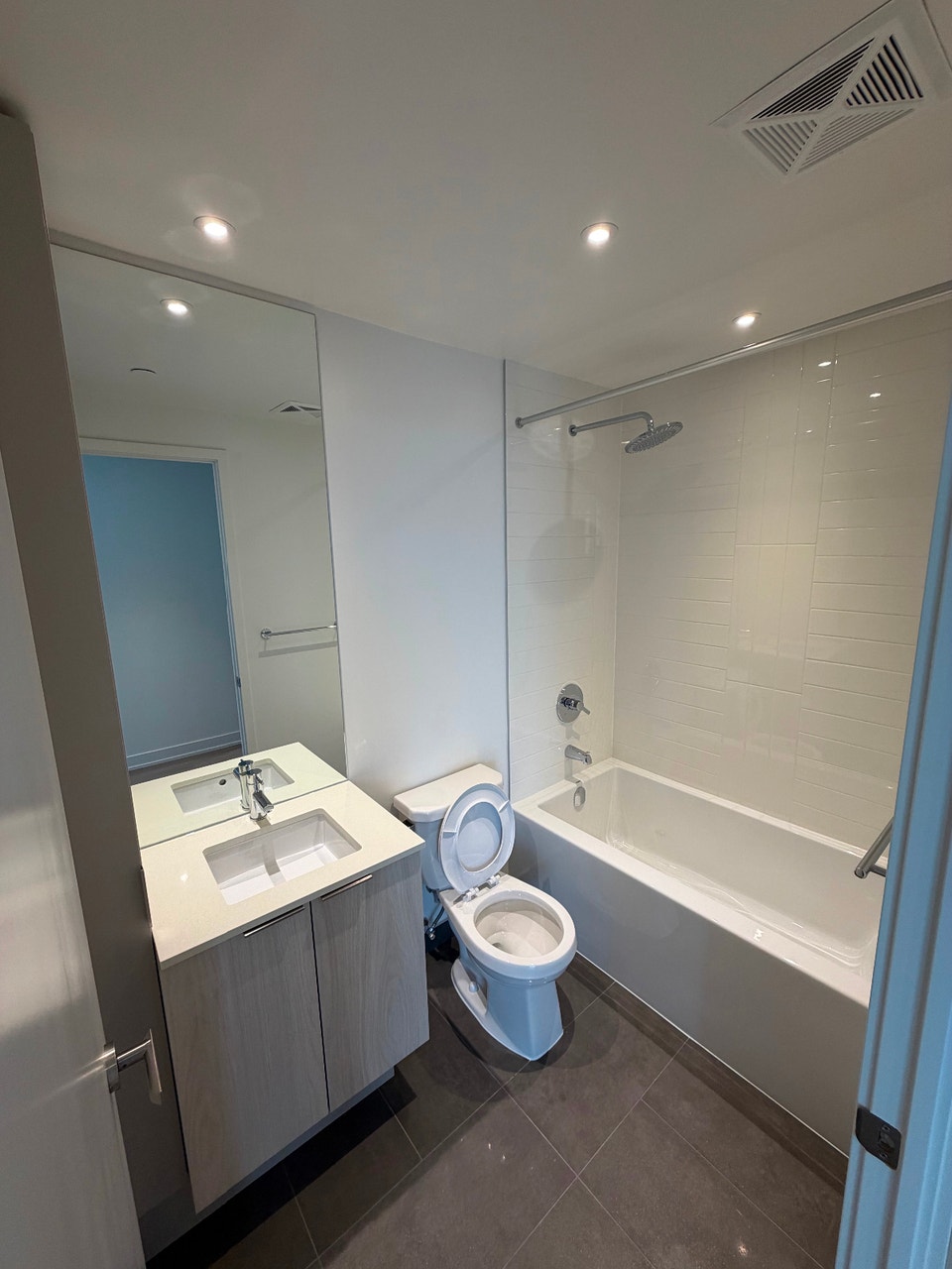M CITY 3 Brand New Never Lived in 3 Bedroom Corner Unit. Oct 1st 4