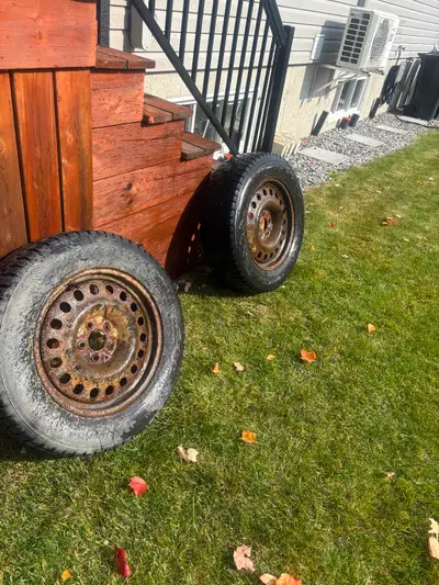 4 pneus d’hiver Nokian 225/65 R17 en bon état 64%.montés sur des jantes en acier.