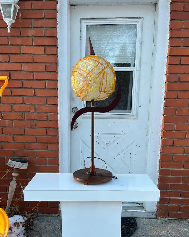Lampe vintage mcm globe spaghetti sculptural lamp in Indoor Lighting & Fans in City of Montréal - Image 2