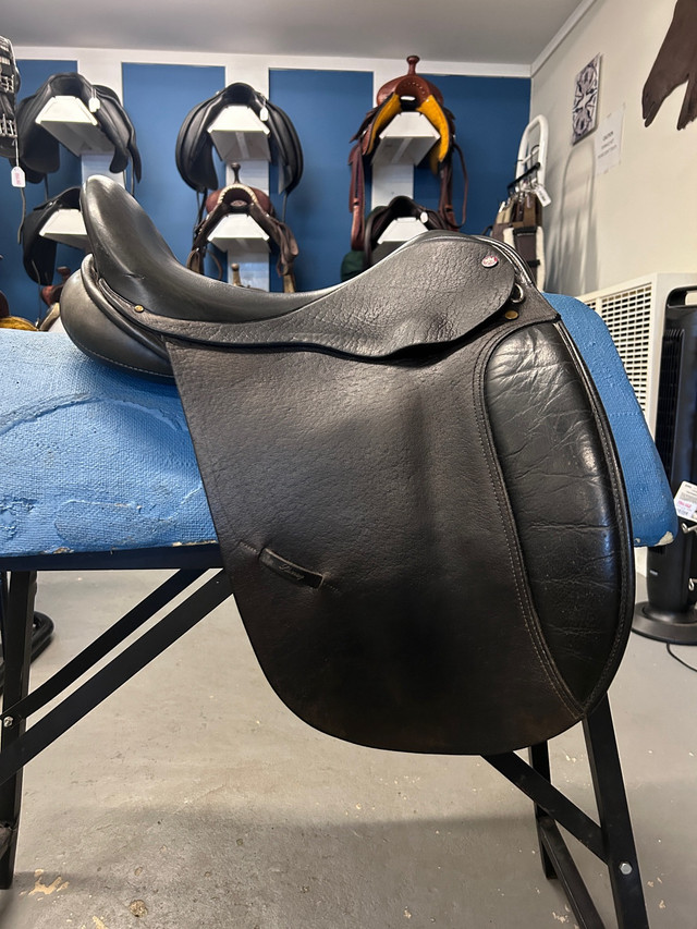 17” Lovatt and Ricketts Dressage Saddle  in Equestrian & Livestock Accessories in Comox / Courtenay / Cumberland - Image 2