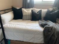 New Twin size Daybed and White Duvet and sheets
