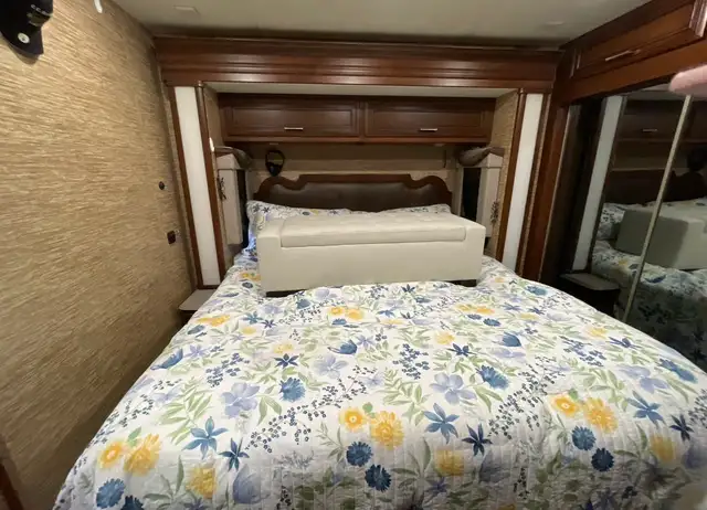 2017 Newmar Canyon Star 35’ Class A – 3 Slides, Solar, New Tires in RVs & Motorhomes in Kamloops - Image 10
