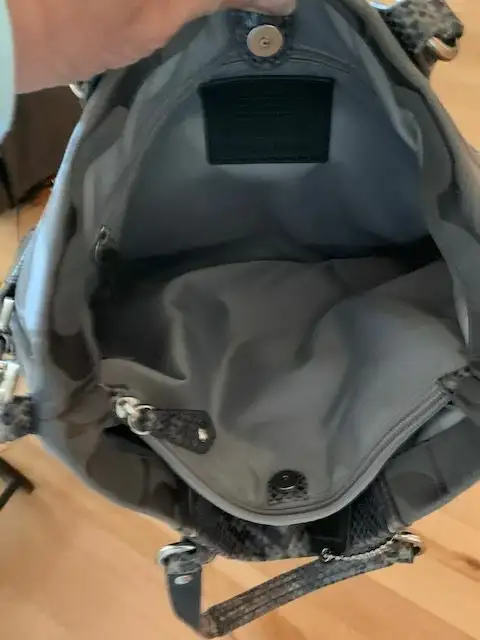COACH TOTE BAG, GREY COLOR, GREAT CONDITION in Women's - Bags & Wallets in City of Montréal - Image 5