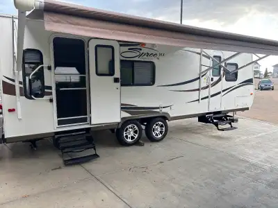 This KZ Spree LX Super Lite travel trailer is a well-maintained, pre-owned recreational vehicle perf...