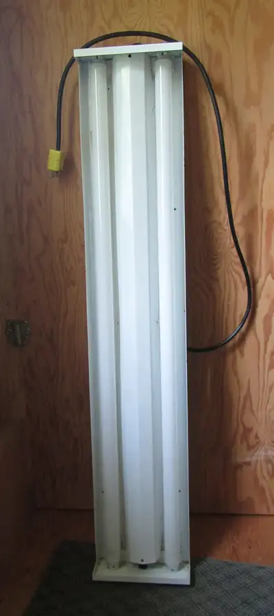 Fluorescent Light fixture with grow lights, View more