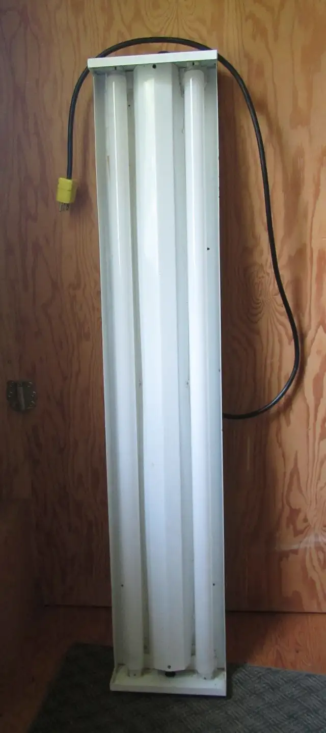 Fluorescent Light fixture with grow lights in Free Stuff in Muskoka - Image 2