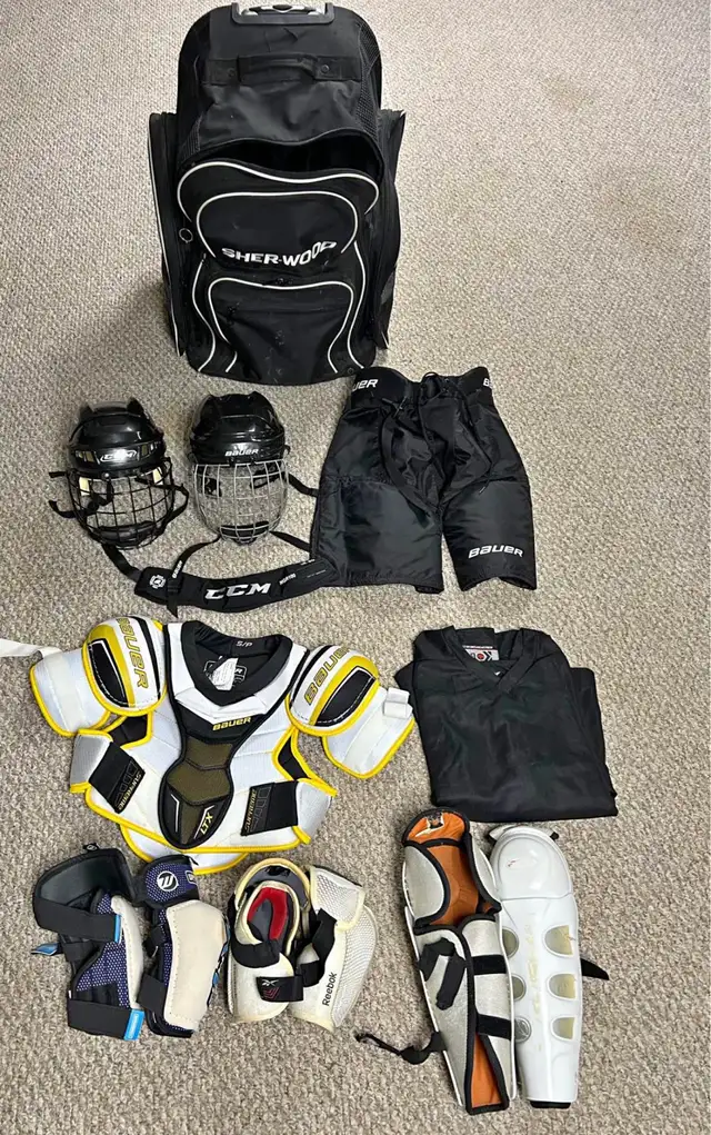Small hockey equipment  in Hockey in Brantford - Image 2