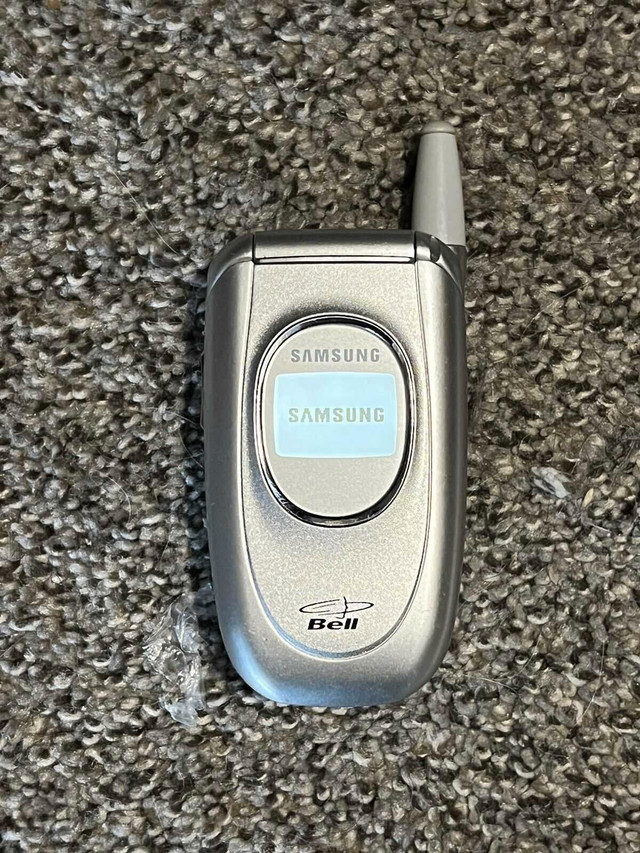 Samsung flip phone in Arts & Collectibles in Timmins - Image 2