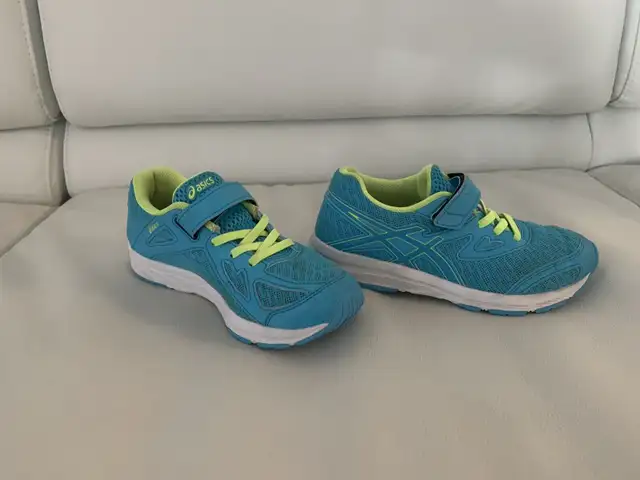 ASICS Junior Shoe in Other in Winnipeg - Image 4