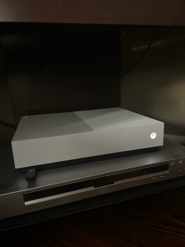Xbox one S 1TB barely used in XBOX One in St. Catharines