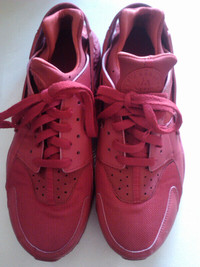 Men`s size 10 Nike Air Huarache Triple Red - 318429-660