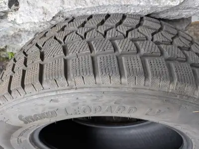 Pneus d’hiver à vendre comme neuf 235/65r17