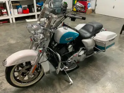 This is 2016 crushed ice white and turquoise In very nice shape lots of extras Quick detachable wind...