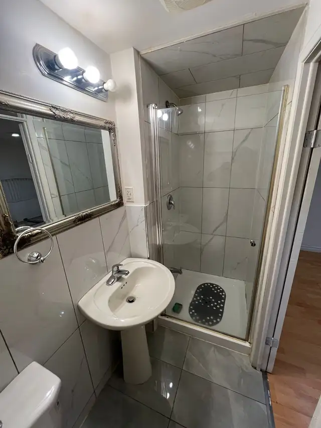 private room with private kitchen and washroom in Room Rentals & Roommates in Mississauga / Peel Region - Image 5