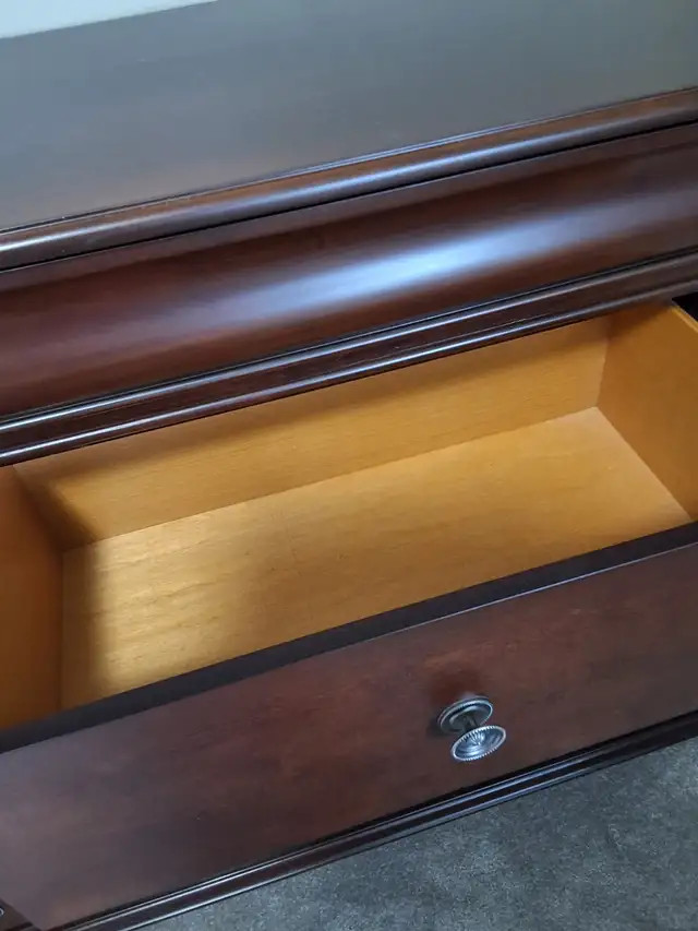 9-Drawer Dresser in Dressers & Wardrobes in Belleville - Image 4