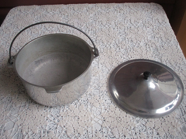 Vintage Stew/Soup Pot with Bale Handle--Heavy in Kitchen & Dining Wares in New Glasgow - Image 2