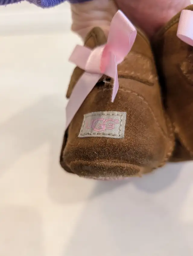 UGG Baby Jesse Bow II Size 4/5 in Clothing - 9-12 Months in Markham / York Region - Image 10