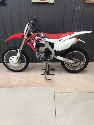 2016 Honda CRF 450 R for sale. This bike has less than 40 hours on it. All trail ridden 2 to 3 hours...