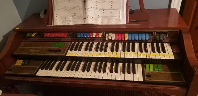Piano à vendre in Pianos & Keyboards in Laval / North Shore - Image 2