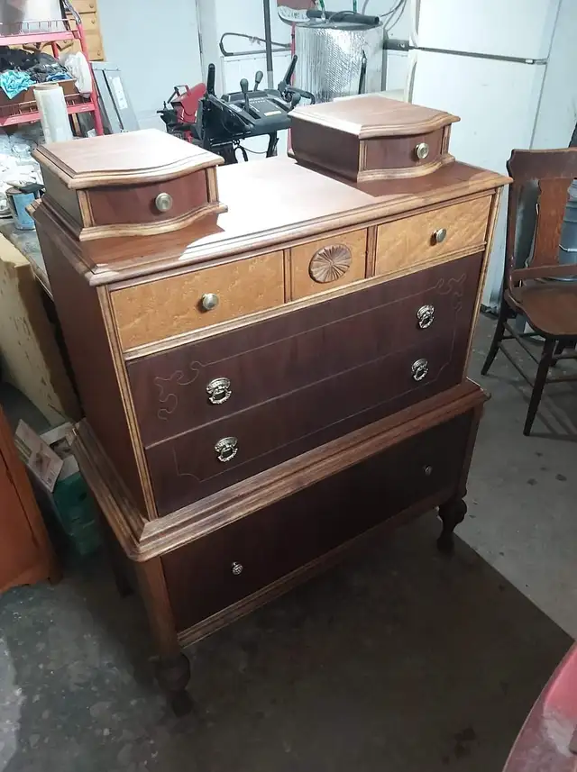 Commode en noyer toute restauré antiquité in Dressers & Wardrobes in Lanaudière - Image 3