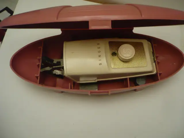 SINGER BUTTONHOLER -Vintage in Hobbies & Crafts in Barrie - Image 4