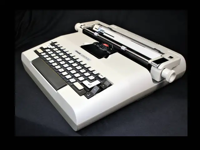 Machine à écrire électrique vintage OLIVETTI LEXIKON 82 in General Electronics in Laval / North Shore - Image 4