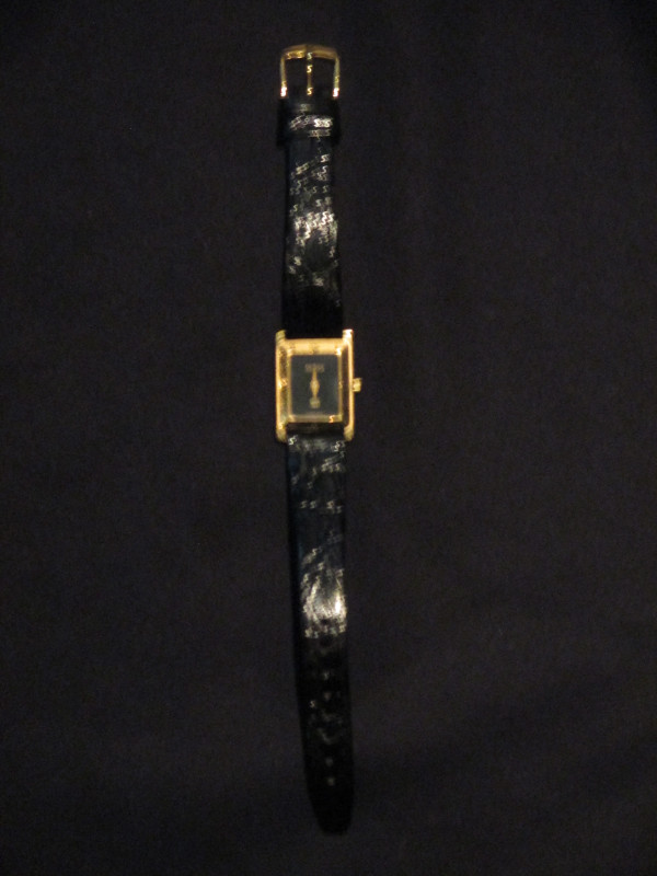 VINTAGE WOMEN'S "GUCCI" WRIST WATCH CLOCK JEWELRY in Jewellery & Watches in Kitchener / Waterloo
