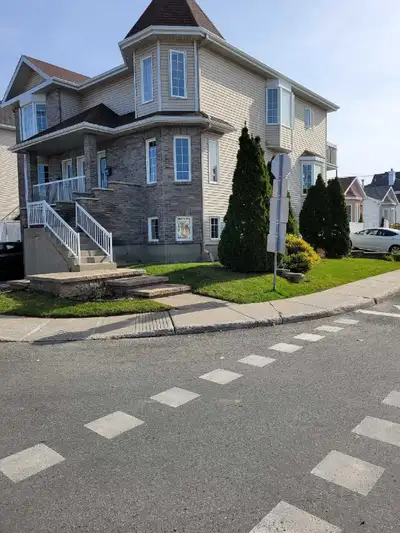 Bonjour! Je recherche un(e) colocataire pour partager mon appartement. Une chambre privée est dispon...