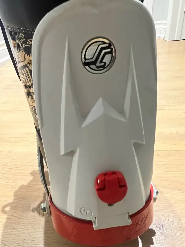 Burton Shaun White Snowboard Boots with Santa Cruz Bindings in Snowboard in Oakville / Halton Region - Image 9