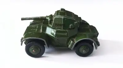 Dinky toys en bon état . Armoured car no 670 MECCANO fabriqué en Angleterre dans les années 60 vend...