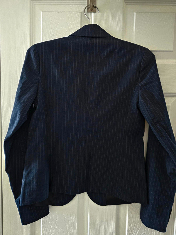 Women's blazer (Gap). Navy blue pinstripe. Size 0 in Women's - Tops & Outerwear in City of Toronto - Image 3