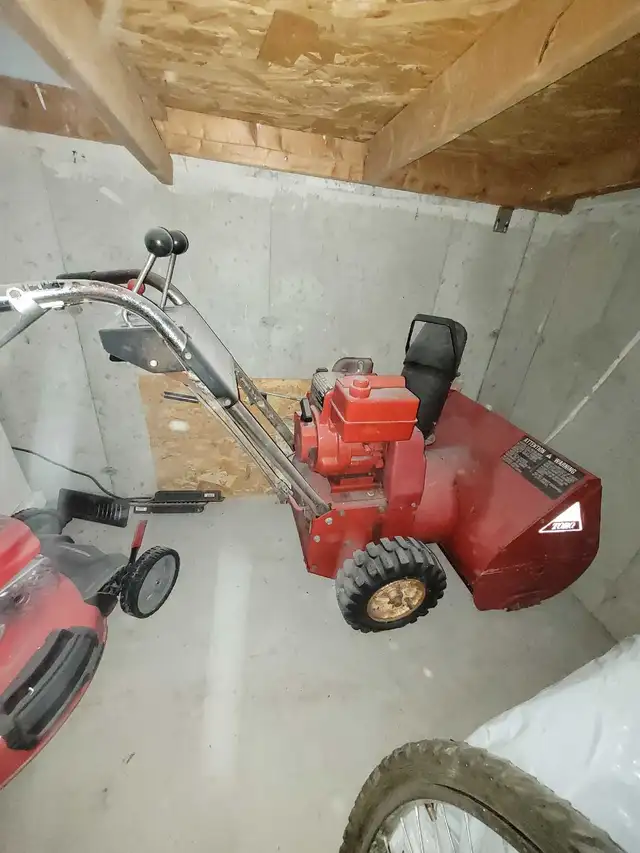 snowblower in Snowblowers in Oshawa / Durham Region - Image 5