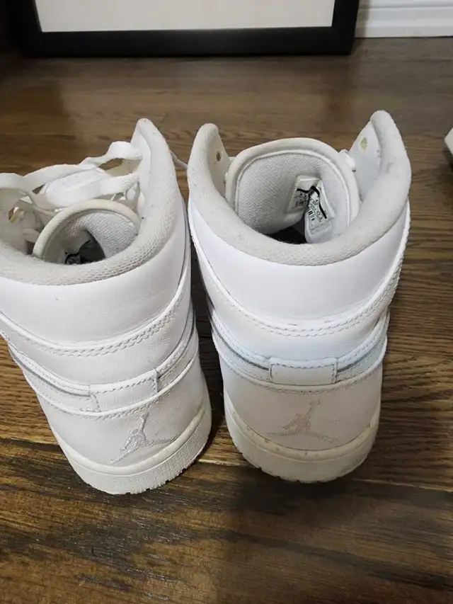 Air Jordan 1 Mid in Men's Shoes in Oakville / Halton Region - Image 5