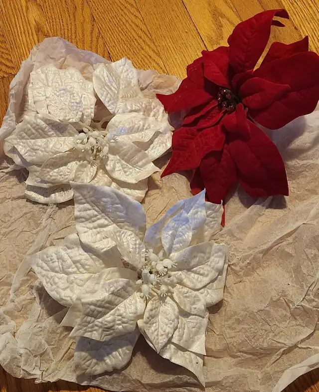 Christmas poinsettia decorations in Holiday, Event & Seasonal in Ottawa - Image 3