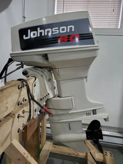 Moteur Johnson 60 HP pied court avec un tilt hydraulique. Très bonne condition, compression égale à...