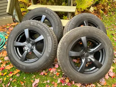 4 pneus d’hivers 265 60 R18 Michelin ice Snow avec des mags Tolken en excellente conditions. Moins d...