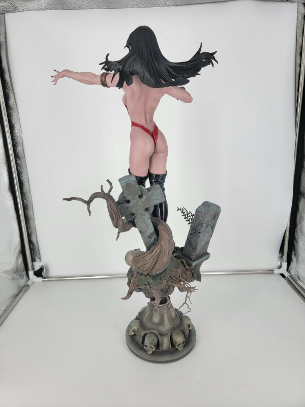 Sideshow Premium Format Vampirella Statue in Arts & Collectibles in Markham / York Region - Image 3