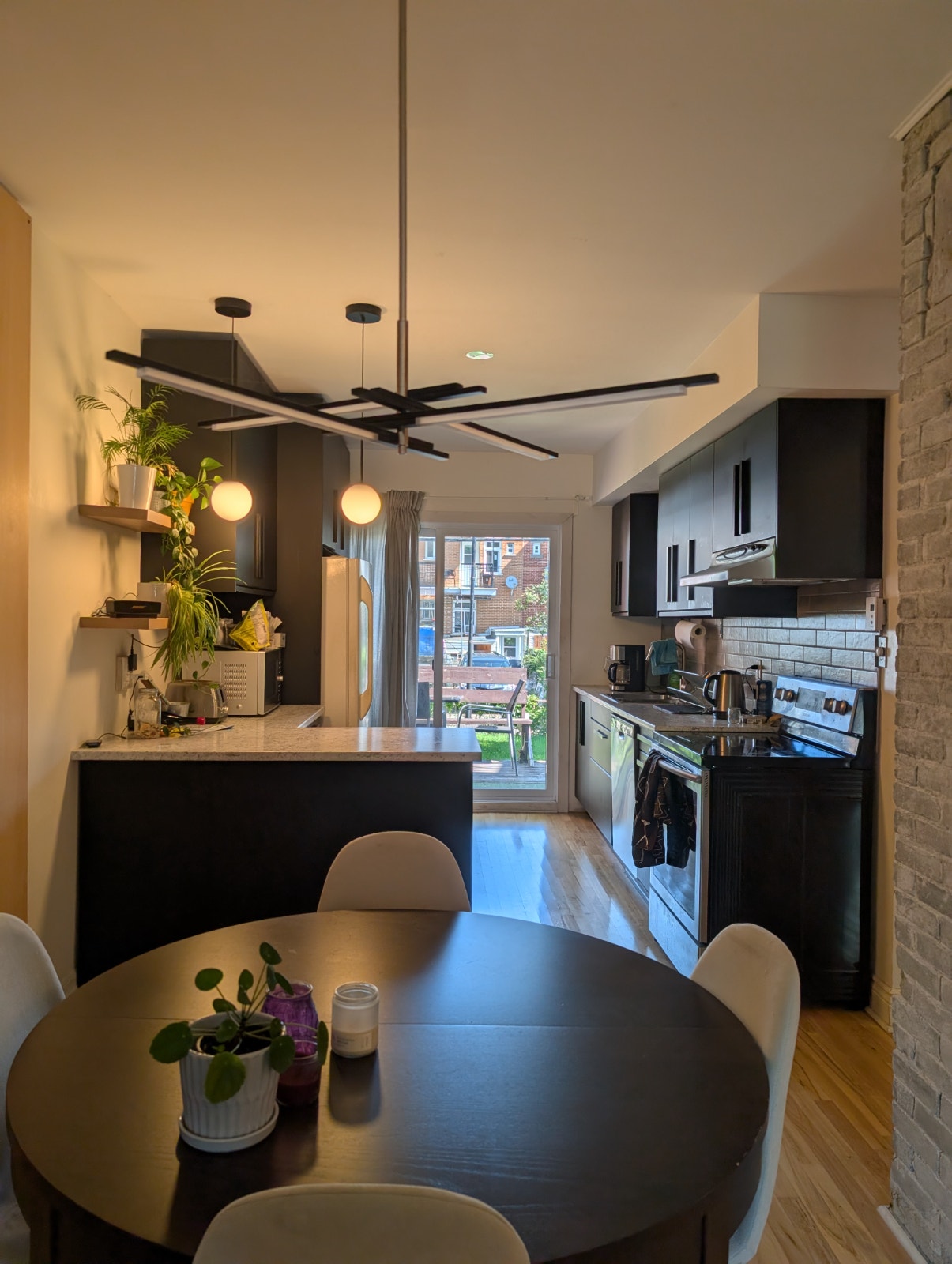 Appartement 4 1/2 dans Ahuntsic, très lumineux, rénové et meublé — photo 1