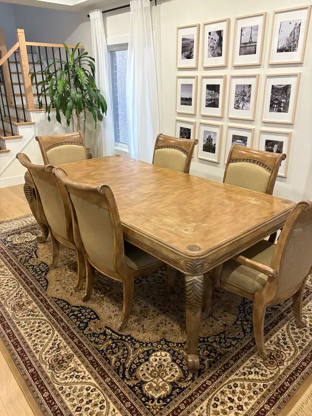 Antique wood table and chairs in Dining Tables & Sets in City of Toronto - Image 2