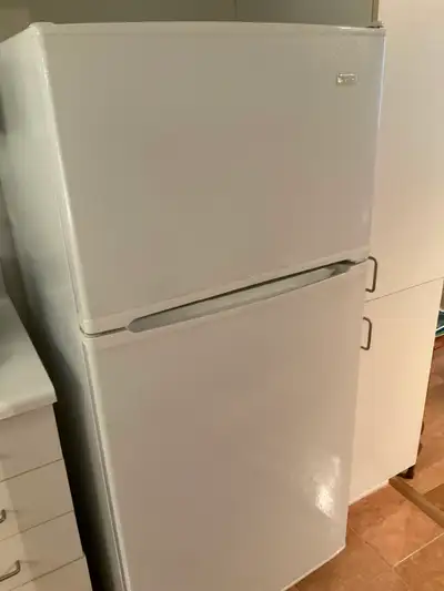 Réfrigérateur de marque MAYTAG 13 pieds cubes En excellente condition. 150$ 450-332-0201(Pas de text...