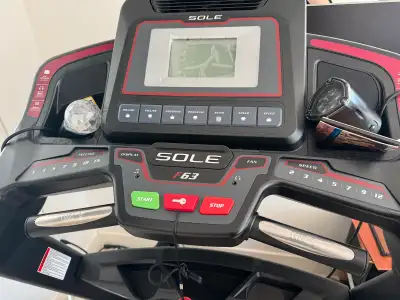 Je vends mon tapis roulant Sole F63, idéal pour rester en forme à la maison. Il est en bon état et p...