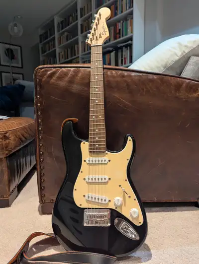 Good condition, barely used, Fender Squier Mini Strat Electric Guitar Great beginner/child guitar 3/...
