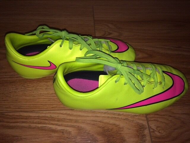 Chaussures de soccer Nike Pointure 2.5 en excellent état dans Vêtements - 5T  à Laval/Rive Nord - Image 3