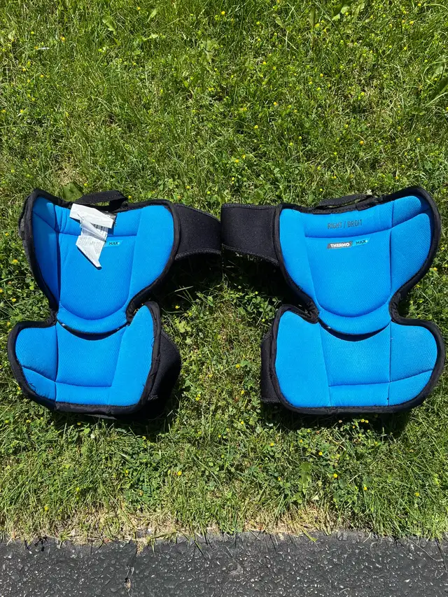 Bauer GSX youth/junior knee pads in Hockey in Hamilton - Image 3