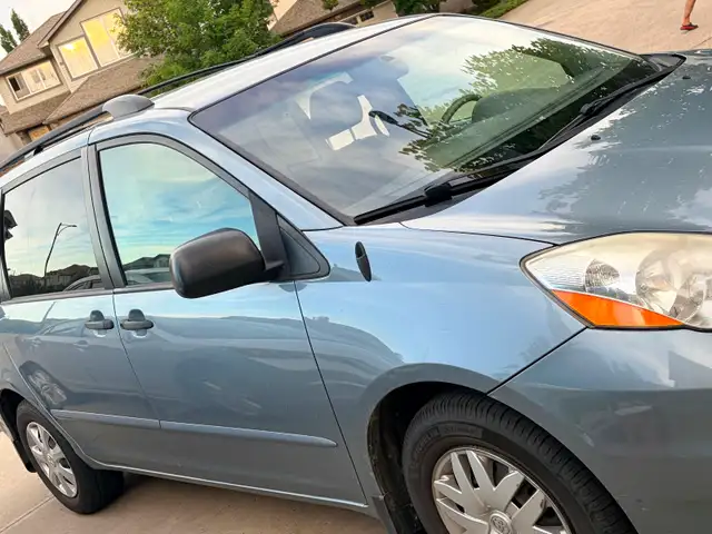 2010 Toyota Sienna- light blue492697835852288004